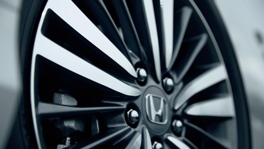 Колеса Honda Odyssey Absolute Hybrid 2017 года  (JP) (фото 11 из 12)
